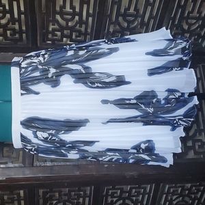 Banana republic size 8 floaty pleated skirt, white with black and blue floral